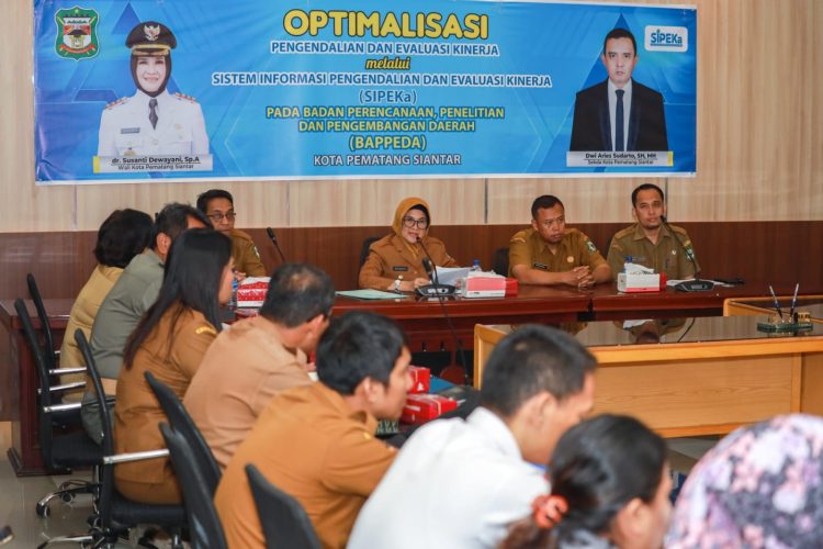 dr Susanti Tegaskan Evaluasi Kinerja Bukan untuk Cari Kesalahan dr Susanti Tegaskan Evaluasi Kinerja Bukan untuk Cari Kesalahan