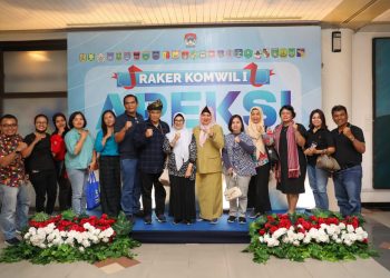 Raker Komwil I APEKSI, dr Susanti dan Erizal Ginting Terima Tanjak dari Perwakilan Wali Kota Batam