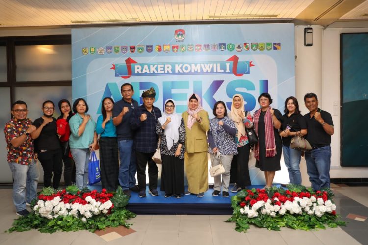 Raker Komwil I APEKSI, dr Susanti dan Erizal Ginting Terima Tanjak dari Perwakilan Wali Kota Batam Raker Komwil I APEKSI, dr Susanti dan Erizal Ginting Terima Tanjak dari Perwakilan Wali Kota Batam