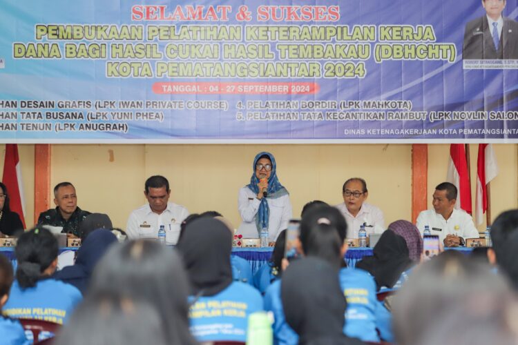 Wali Kota Pematangsiantar Membuka Pelatihan Keterampilan Kerja Penggunaan Dana Bagi Hasil Cukai Tembakau 